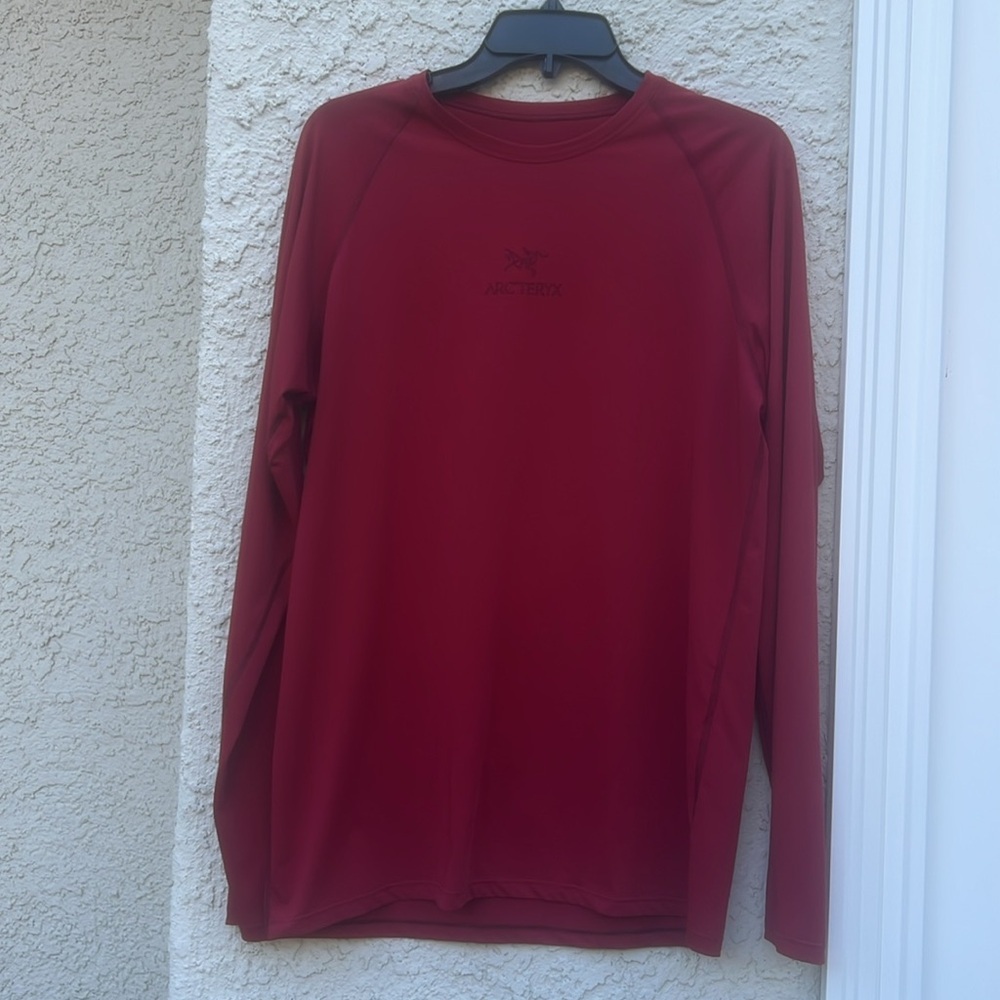 Arc'teryx Men's Red Long Sleeve Baselayer Top Size tag faded, fits like a M